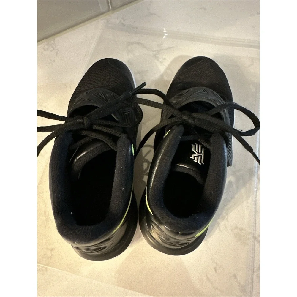 Nike Kyrie Flytrap 3 Basketball Shoes Youth Sz 2.5YBlack White Athletic Trainers